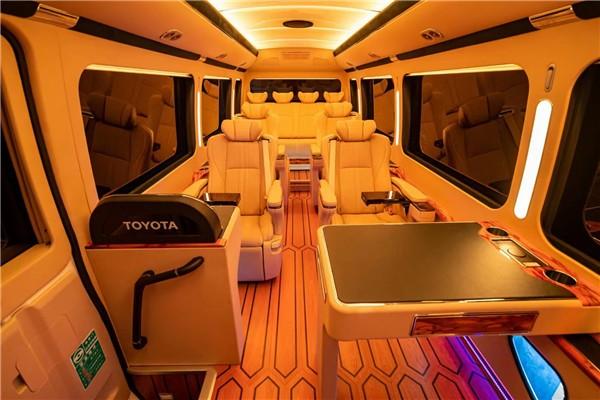 丰田考斯特陆地头等舱豪华定制12座个