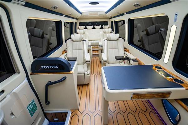 丰田考斯特陆地头等舱豪华定制12座个